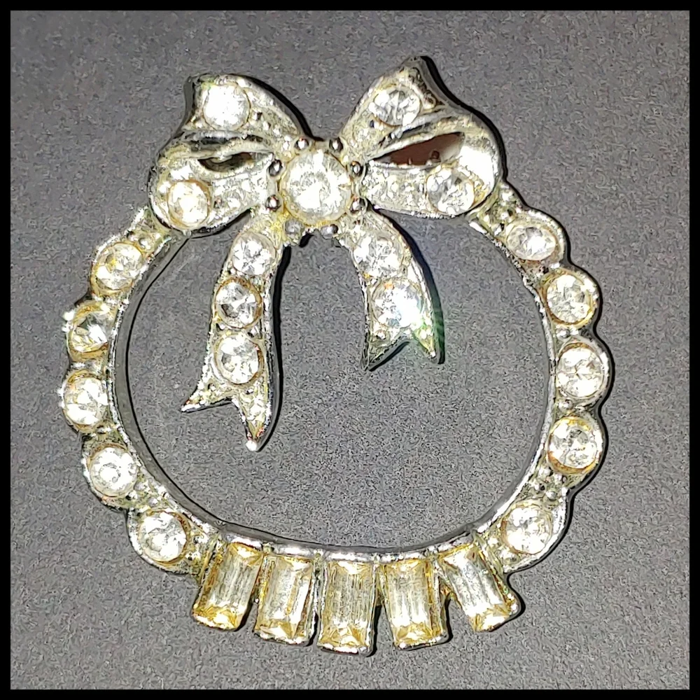 Vintage Rhinestone Wreath Brooch